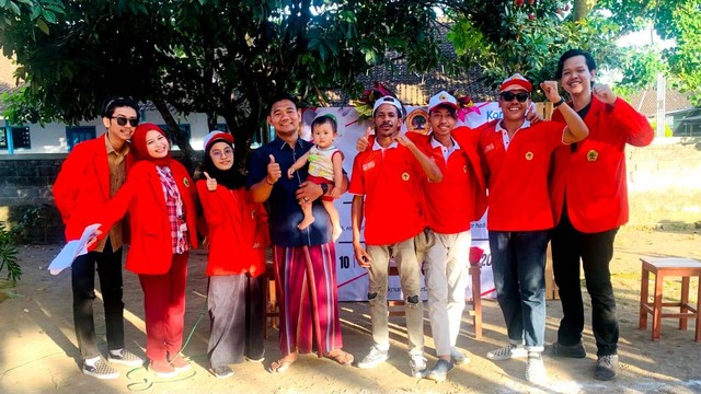 Sosialisasi bersama dengan pemilik kedai temu dan juga menggadakan lomba lato-lato dengan anak-anak di daerah desa banggle.