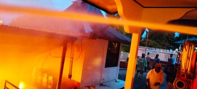 Rumah dinas Kapolda Papua, Irjen Pol Mathius Fakhiri terbakar Selasa subuh, 17 Januari 2023. Foto istimewa