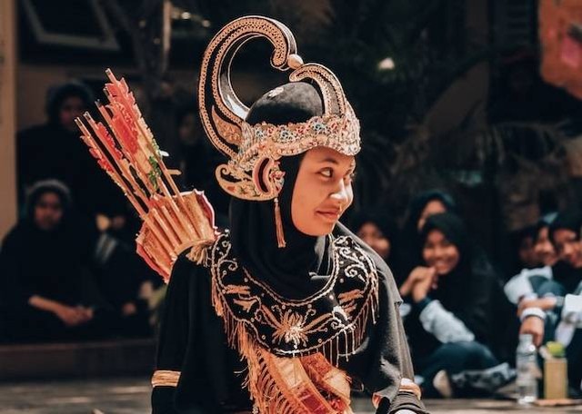 Ilustrasi contoh pertunjukan tradisional jawa tengah, sumber foto jauzax on Unsplash