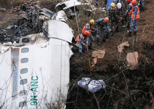 Tim penyelamat mengevakuasi jenazah korban dari lokasi jatuhnya pesawat yang dioperasikan oleh Yeti Airlines, di Pokhara, Nepal, Senin (16/1/2023). Foto: Rohit Giri/Reuters 