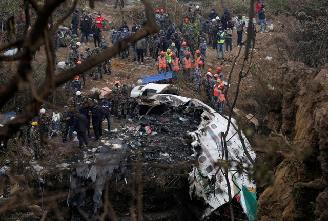 Tim penyelamat mengevakuasi jenazah korban dari lokasi jatuhnya pesawat yang dioperasikan oleh Yeti Airlines, di Pokhara, Nepal, Senin (16/1/2023). Foto: Rohit Giri/Reuters 