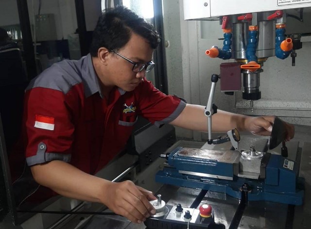 Mahasiswa sedang melaksanakan uji kompetensi CNC di Laboratorium Teknik Mesin Umsida, Sabtu (22/10/22). Foto: MESIN UMSIDA