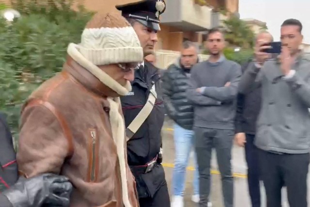 Bos mafia paling dicari di Italia, Matteo Messina Denaro di tangkap kepolisian Carabinieri Italia, Senin (16/1). Foto: Carabinieri/Handout via REUTERS
