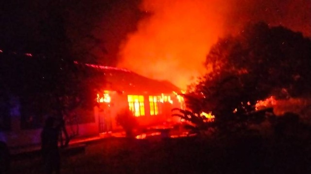 Universitas Satya Wiyata Mandala Kabupaten Nabire terbakar. Foto: Polda Papua