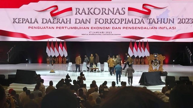 Presiden Jokowi di Rakornas Kepala Daerah dan Forkopimda di SICC, Bogor, Selasa (17/1/2023). Foto: Nadia Riso/kumparan