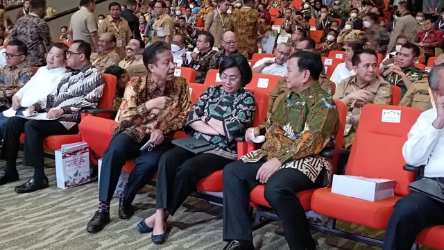 Menkes Budi Gunadi Sadikin (kiri), Menkeu Sri Mulyani (Tengah) dan Menhan Prabowo Subianto dalam acara Rakornas Kepala Daerah dan Forkopimda di SICC, Bogor, Selasa (17/1/2023). Foto: Zamachsyari/kumparan