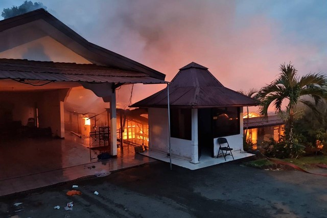 Kebakaran melanda rumah dinas Kapolda Papua Irjen Mathius Fakhiri di Jalan Trikora, Distrik Jayapura Utara, Kota Jayapura, Papua, Selasa (17/1/2023). Foto: Dok. Istimewa