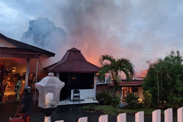 Kebakaran melanda rumah dinas Kapolda Papua Irjen Mathius Fakhiri di Jalan Trikora, Distrik Jayapura Utara, Kota Jayapura, Papua, Selasa (17/1/2023). Foto: Dok. Istimewa