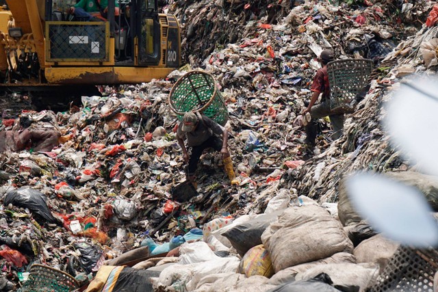 Sejumlah pemulung memilah sampah di Tempat Pembuangan Sampah Terpadu (TPST) Bantar Gebang, Ciketing Udik, Bekasi pada Selasa (17/1/2023). Foto: Iqbal Firdaus/kumparan