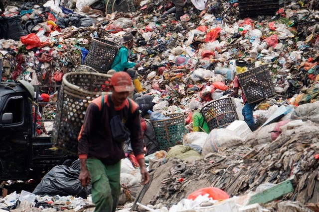 Sejumlah pemulung memilah sampah di Tempat Pembuangan Sampah Terpadu (TPST) Bantar Gebang, Ciketing Udik, Bekasi pada Selasa (17/1/2023). Foto: Iqbal Firdaus/kumparan