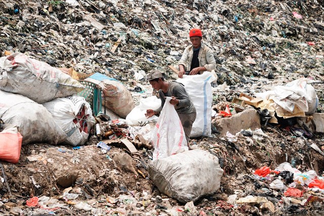 Sejumlah pemulung memilah sampah di Tempat Pembuangan Sampah Terpadu (TPST) Bantar Gebang, Ciketing Udik, Bekasi pada Selasa (17/1/2023). Foto: Iqbal Firdaus/kumparan