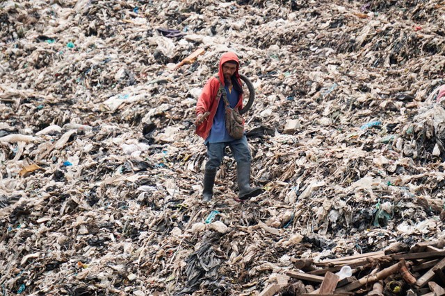 Pemulung berjalan di area Tempat Pembuangan Sampah Terpadu (TPST) Bantar Gebang, Ciketing Udik, Bekasi pada Selasa (17/1/2023). Foto: Iqbal Firdaus/kumparan