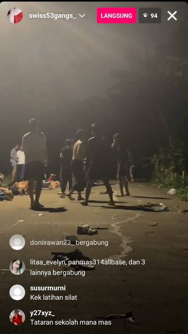 Tangkapan layar pemuda ditatar alumni adu jotos di kawasan Pesanggrahan, Jakarta Selatan. Foto: Dok. Istimewa