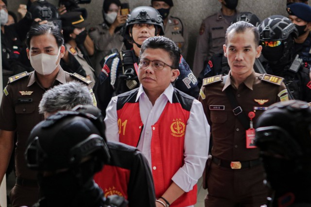 Terdakwa kasus pembunuhan berencana terhadap Nofriansyah Yousa Hutabarat atau Brigadir J, Ferdy Sambo (kedua kanan) berjalan menuju ruang sidang di Pengadian Negeri Jakarta Selatan, Jakarta, Selasa (17/1/2023). Foto: ANTARA FOTO/Fauzan