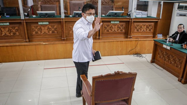 Terdakwa kasus pembunuhan berencana terhadap Nofriansyah Yousa Hutabarat atau Brigadir J, Ferdy Sambo menyapa pengunjung sebelum menjalani sidang di Pengadian Negeri Jakarta Selatan, Jakarta, Selasa (17/1/2023).  Foto: ANTARA FOTO/Fauzan
