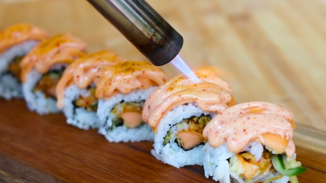 Ilustrasi sushi salmon mentai. Foto: Tangkapan layar Youtube/Devina Hermawan