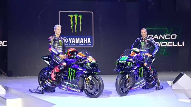 Pebalap Monster Energy Yamaha Yamaha, Fabio Quartararo (kiri) dan Franco Morbidelli (kanan), dalam peluncuran livery YZR-M1 untuk MotoGP 2023 di Hotel St. Regis, Kuningan, Jakarta, Selasa (17/1/2023). Foto: Jodi Hermawan/kumparan