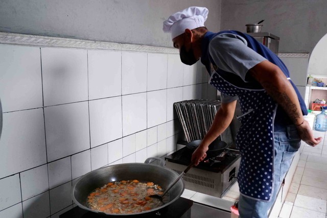 Warga Binaan Rutan temanggung Memasak Menu makanan untuk Narapidana