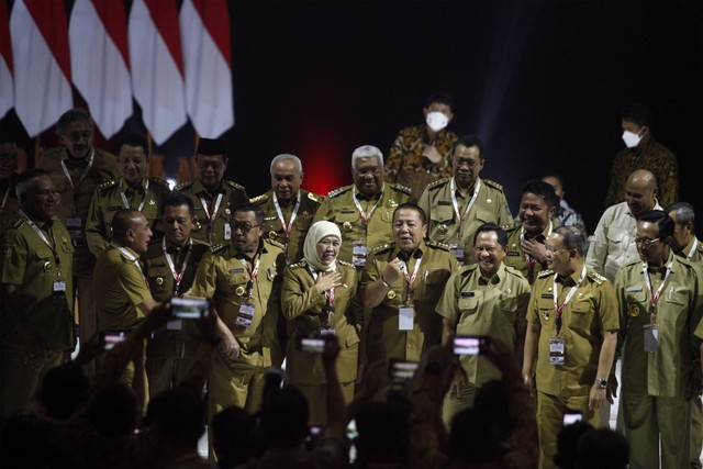 Presiden Joko Widodo (tengah) didampingi Menteri Dalam Negeri Tito Karnavian (kanan) menyapa kepala daerah saat pembukaan Rakornas Kepala Daerah dan Forkopimda 2023 di SICC, Sentul, Kabupaten Bogor, Jawa Barat, Selasa (17/1/2023). Foto: Yulius Satria Wijaya/Antara Foto