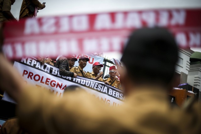 Massa dari Perkumpulan Aparatur Pemerintah Desa Seluruh Indonesia melakukan unjuk rasa di depan Gedung DPR, Senayan, Jakarta, Selasa (17/1/2023). Foto: ANTARA FOTO/Rivan Awal Lingga