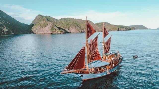 Perahu pinisi. Sumber: unsplash.com