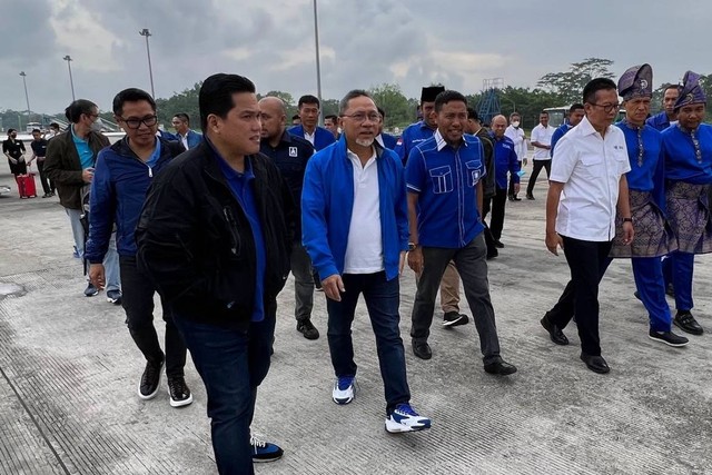 Ketum PAN Zulkifli Hasan ajak Menteri BUMN Erick Thohir safari ke kader PAN di Sumatera Utara, Selasa (17/1). Foto: Twitter/@ZUL_Hasan