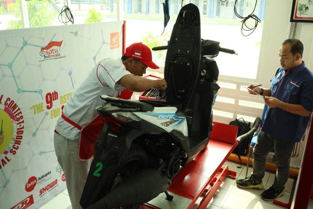 Salsah satu siswa SMK binaan Astra Honda Motor melakukan perbaikan kendaraan. Foto: Dok. AHM Kalbar