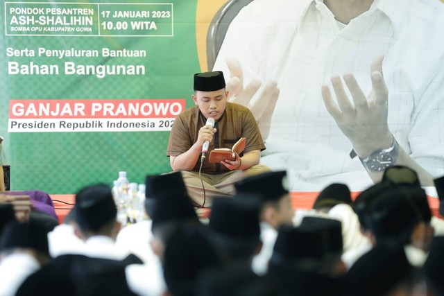 Santri Dukung Ganjar Sulsel bersama keluarga besar Pondok Pesantren Ash-Shalihin Somba Opu, Kabupaten Gowa mendoakan Ganja Pranowo agae bisa menjadi presiden Indonesia 2024. Foto: Dok. Istimewa