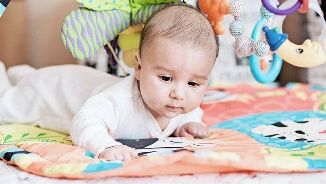 Ilustrasi bayi menggunakan rekomendais playmat terbaik. Foto: Pexels.com