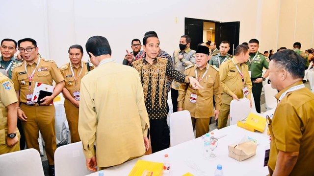 Presiden Jokowi makan siang bersama kepala daerah, Selasa (17/1/2023). Foto: Rusman/Biro Pers Sekretariat Presiden