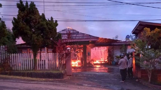 Rumah dinas Kapolda Papua, Irjen Pol Mathius Fakhiri terbakar pada Selasa subuh, 17 Januari 2023. Foto Polresta Jayapura Kota. 