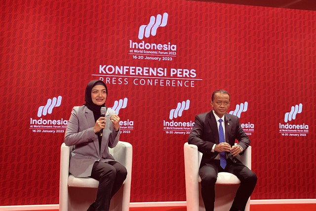 Menteri Investasi Bahlil Lahadalia dalam konferensi pers Indonesia Pavilion di World Economic Forum di Davos, Swiss, Selasa (17/1/2023). Foto: Ema Fitriyani/kumparan