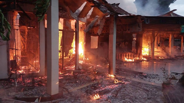 Rumah dinas Kapolda Papua, Irjen Pol Mathius Fakhiri terbakar Selasa subuh, 17 Januari 2023. Foto Polda Papua.