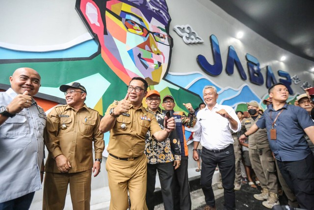 Gubernur Jawa Barat Ridwan Kamil bersama Walikota Depok Mohammad Idris meninjau Underpass Dewi Sartika usai peresmian di Depok, Jawa Barat, Selasa (17/1/2023). Foto: Asprilla Dwi Adha/Antara Foto