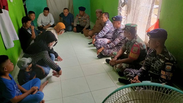 Aparat TNI AL dan stakeholder terkait mendatangi kediaman orang tua Iman. Foto: Istimewa