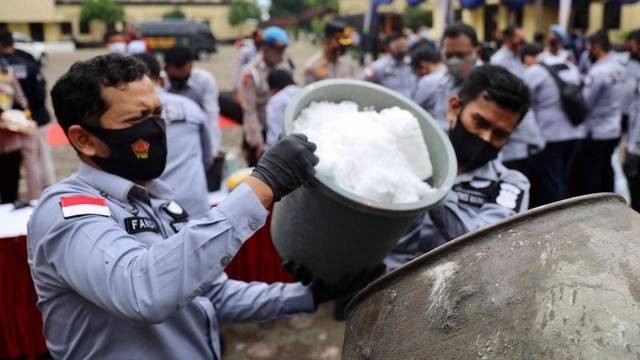 Narkotika jenis sabu dimusnahkan oleh Polisi Aceh. Foto: Suparta/aceh