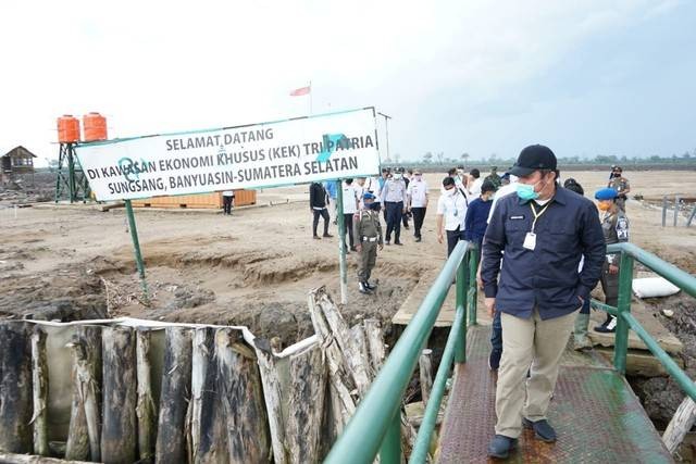 Gubernur Sumsel, Herman Deru saat meninjau lahan pembangunan Pelabuhan Tanjung Carat di Banyuasin. (foto: istimewa)
