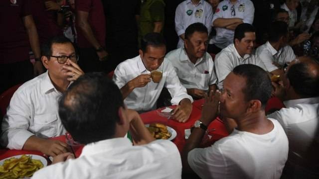Presiden Jokowi saat mencicipi kopi di salah satu kawasan kuliner di Kota Manado, Sulawesi Utara.