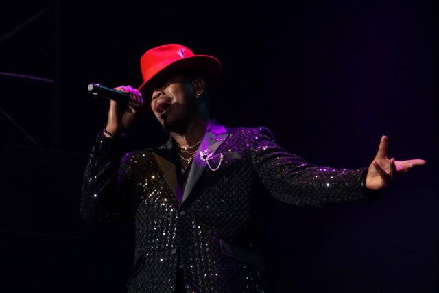 Penyanyi Shaffer Chimere Smith atau lebih dikenal dengan nama panggung Ne-Yo  menggelar konser Mola Chill Club di Hall D2 JI-Expo, Kemayoran, Jakarta pada Selasa (17/1/2023).  Foto: Iqbal Firdaus/kumparan