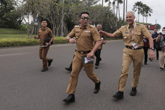 Gubernur Jawa Barat Ridwal Kamil berlari pakai PDH hindari macet. Foto: Pemprov Jawa Barat