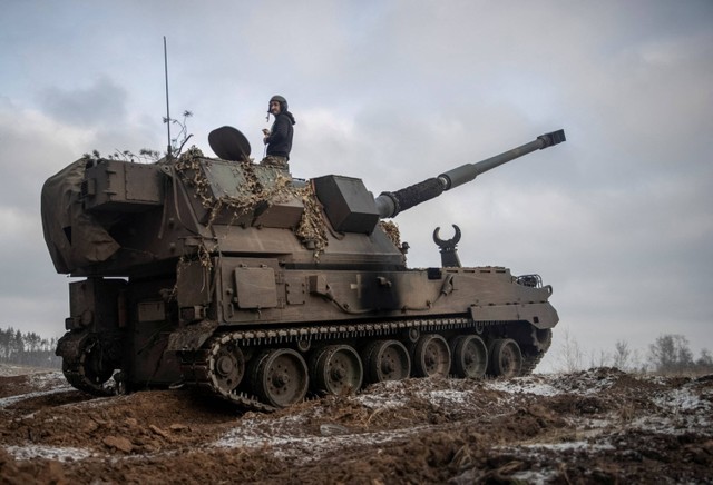 Prajurit Ukraina bersiap menembakkan howitzer self-propelled Krab Polandia ke posisi Rusia, di tengah serangan Rusia di Ukraina, di garis depan di wilayah Donetsk, Ukraina. Foto: Oleksandr Ratushniak/REUTERS