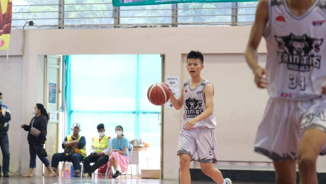 Foto by : panitia PUBDOK TRIOP 2023 menunjukkan salah satu pemain basket putra SMA Trinitas.