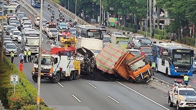 Tabrakan Truk Di KM 5 Tol Dalam Kota Diduga Karena Sopir Mengantuk ...