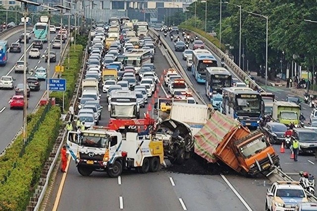 Tol Dalam Kota Arah Cawang Macet, Imbas Tabrakan Truk di KM 5