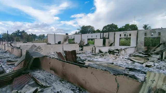 Gedung Fisip Universitas Satya Wiyata Mandala (USWM) Kabupaten Nabire, Provinsi Papua Tengah yang habis terbakar pada Senin 16 Januari 2023. Foto Polda Papua. 
