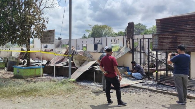 Gedung Fisip Universitas Satya Wiyata Mandala (USWM) Kabupaten Nabire, Provinsi Papua Tengah yang habis terbakar pada Senin 16 Januari 2023. Foto Polda Papua. 