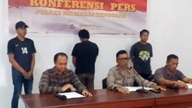 Polres Minahasa Tenggara saat memberikan keterangan terkait kasus pembunuhan seorang WNA asal China yang dilakukan oleh seorang warga Sulawesi Selatan menggunakan eksavator. (foto: humas polda sulawesi utara)