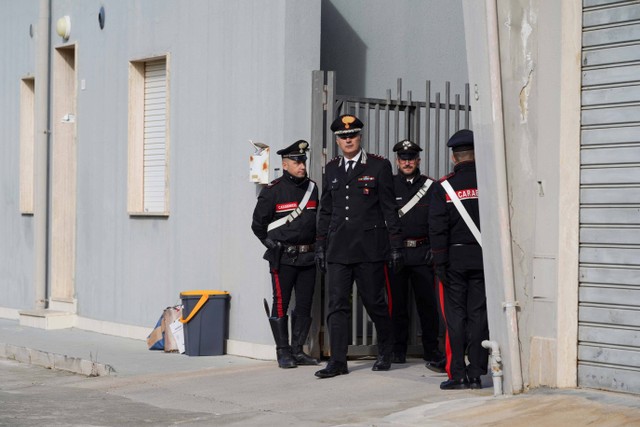 Polisi Carabinieri berjaga di dekat tempat persembunyian Matteo Messina Denaro, bos mafia paling dicari di Italia, setelah dia ditangkap, di kota Campobello di Mazara, Sisilia, Italia, Selasa (17/1/2023). Foto: Antonio Parrinello/REUTERS