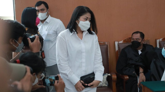 Terdakwa Putri Candrawathi tiba di ruang sidang Pengadilan Negeri Jakarta Selatan untuk menjalani sidang lanjutan dengan agenda sidang tuntutan dari Jaksa Penuntut Umum, Rabu (18/1/2023). Foto: Jamal Ramadhan/kumparan