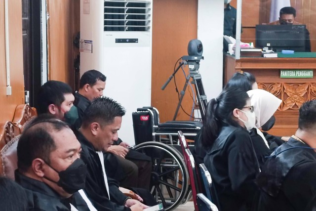 Kursi roda yang disiapkan dalam ruang sidang saat pembacaan tuntutan Putri Candrawathi di PN Jakarta Selatan, Rabu (18/1/2023). Foto: Hedi/kumparan